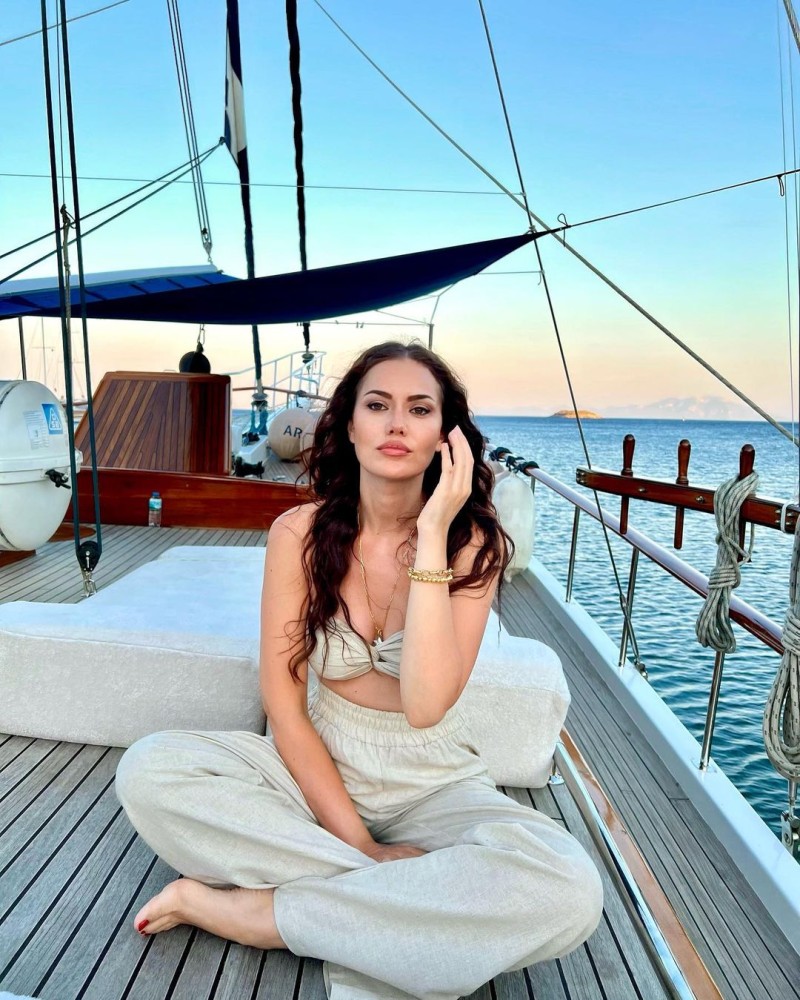 fahriye evcen in tatildeki tekne pozlari yogun begeni topladi 1